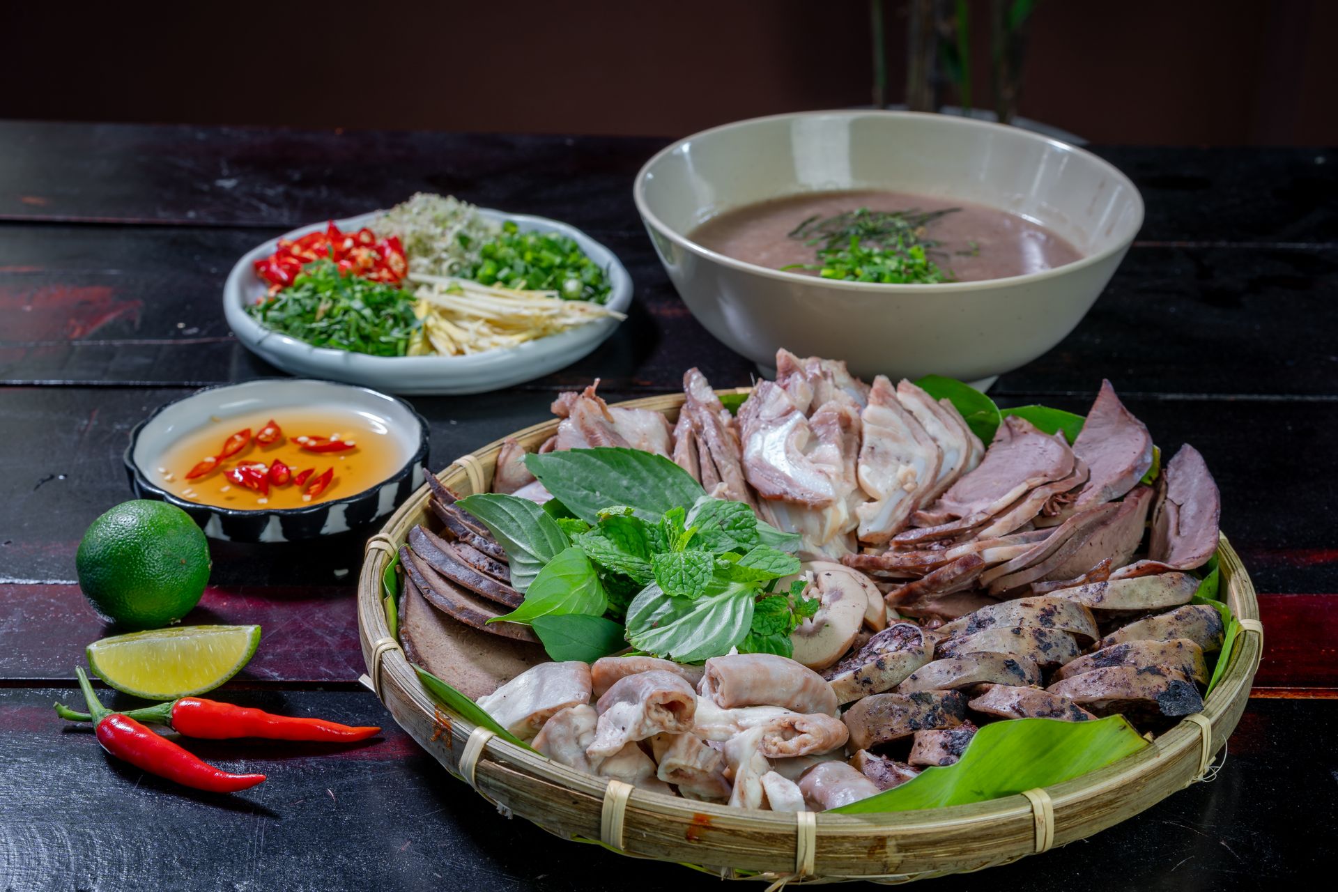 Bữa ăn địa phương của người Việt và nguyên liệu tươi ngon